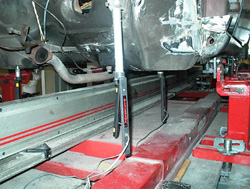 Voiture en cours de travail sur banc lectronique laser